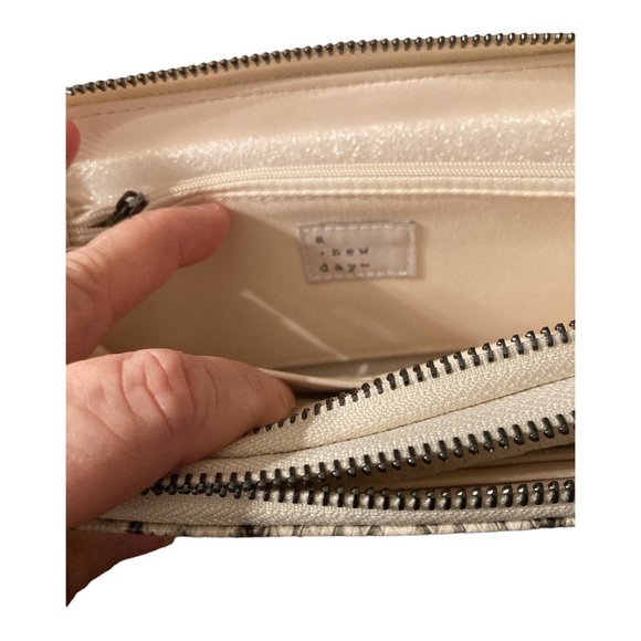 A day now, original Cambodia, wristlet two zipper compartments lots of room - Picture 3 of 4